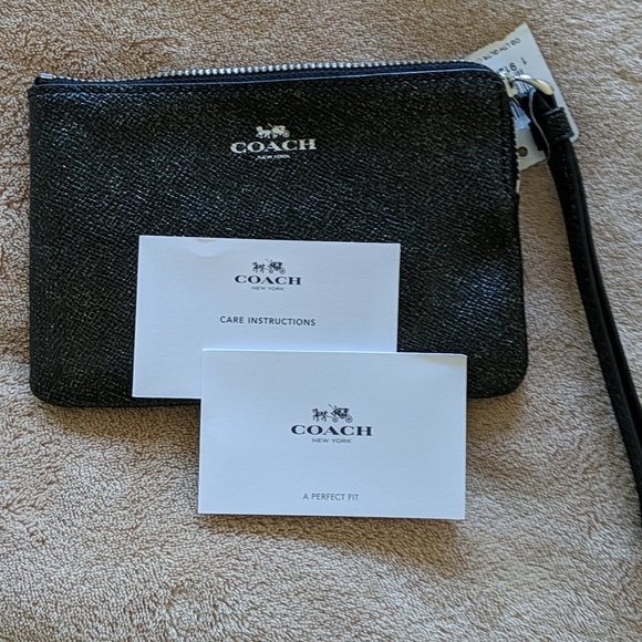 💯 Authentic Brand New Coach Wristlet - Picture 3 of 4